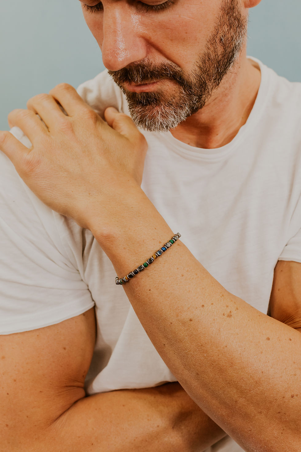 Indosso Bracciale acciaio con quattro pietre