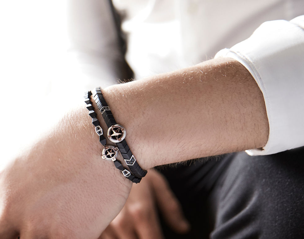 Thumbnail: Bracciale in Argento e ceramica nera indossato Comete Gioielli