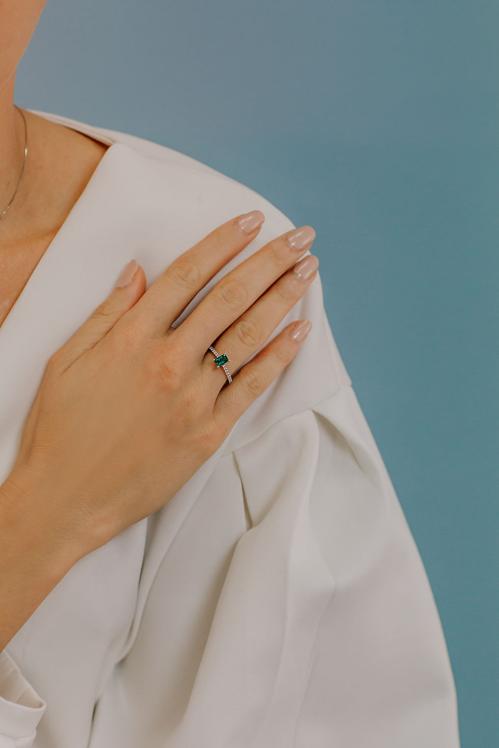 Thumbnail: Anello in Oro Diamanti e Smeraldo indossato Comete Gioielli