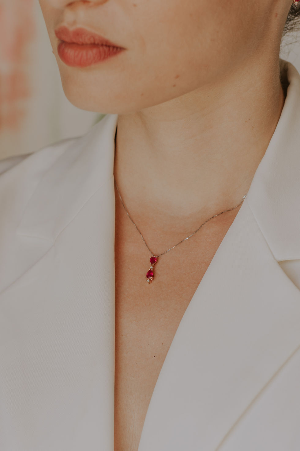 Miniaturbild: Girocollo in Oro rosa Diamanti e Rubini Goccia indossato Comete Gioielli