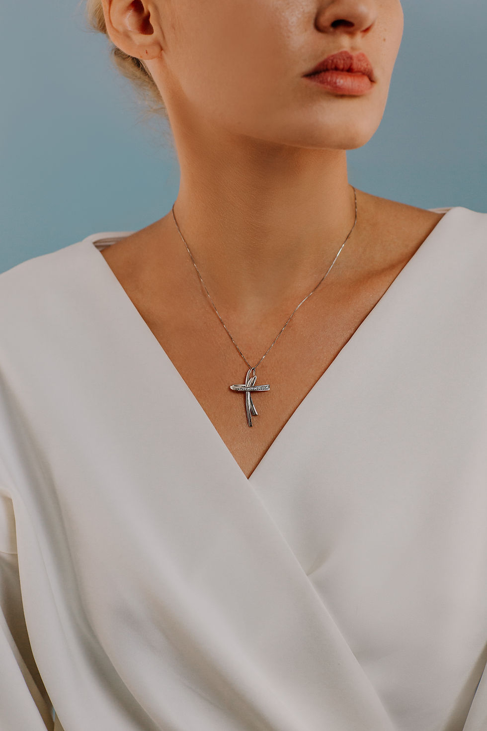 Miniatura: Girocollo croce in Oro e Diamanti indossato Comete Gioielli