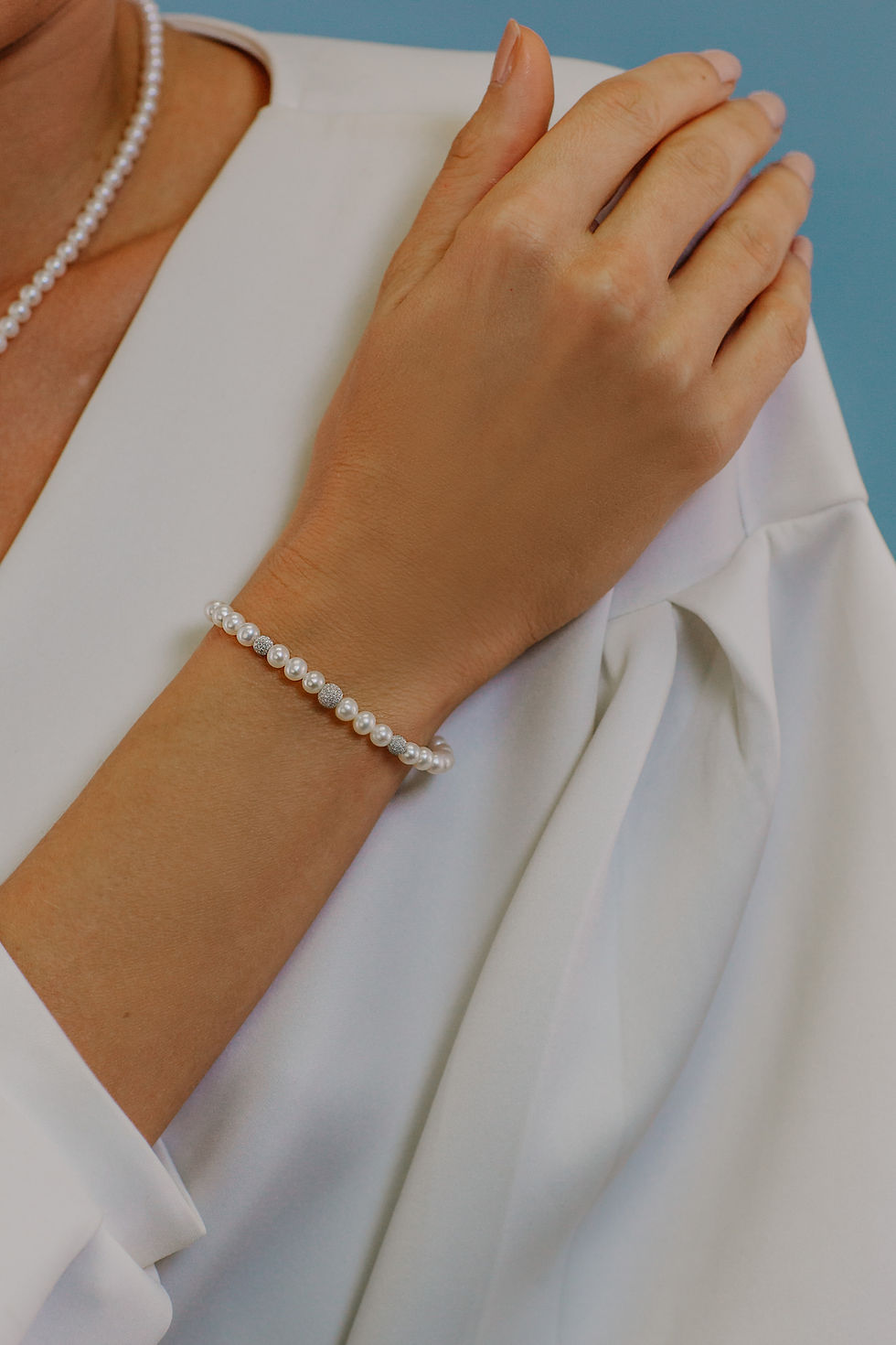 Miniatura: Bracciale Filo Perle Acquadolce in Oro e sfere Diamantate indossato Comete Gioielli