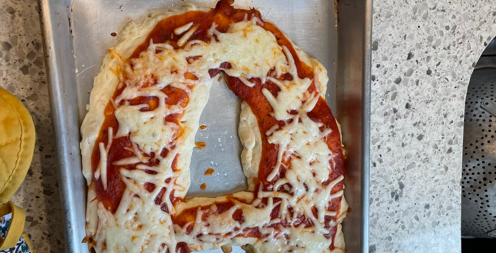 キッズが作った自分の名前のアルファベットAを使ったpizza 
