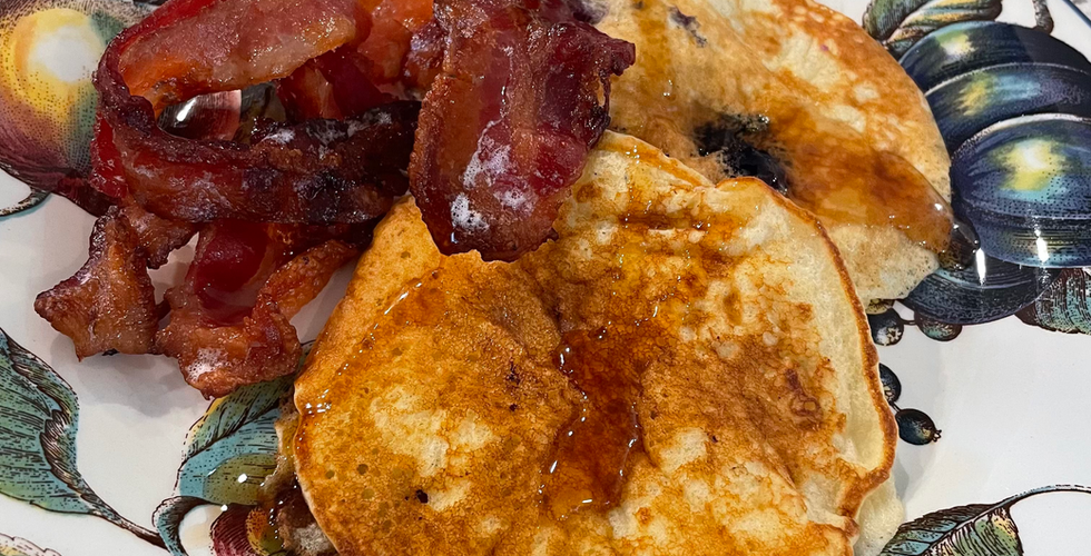 カリカリベーコンを添えた絶品パンケーキ