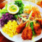 Ensalada mixta con camarones apanados