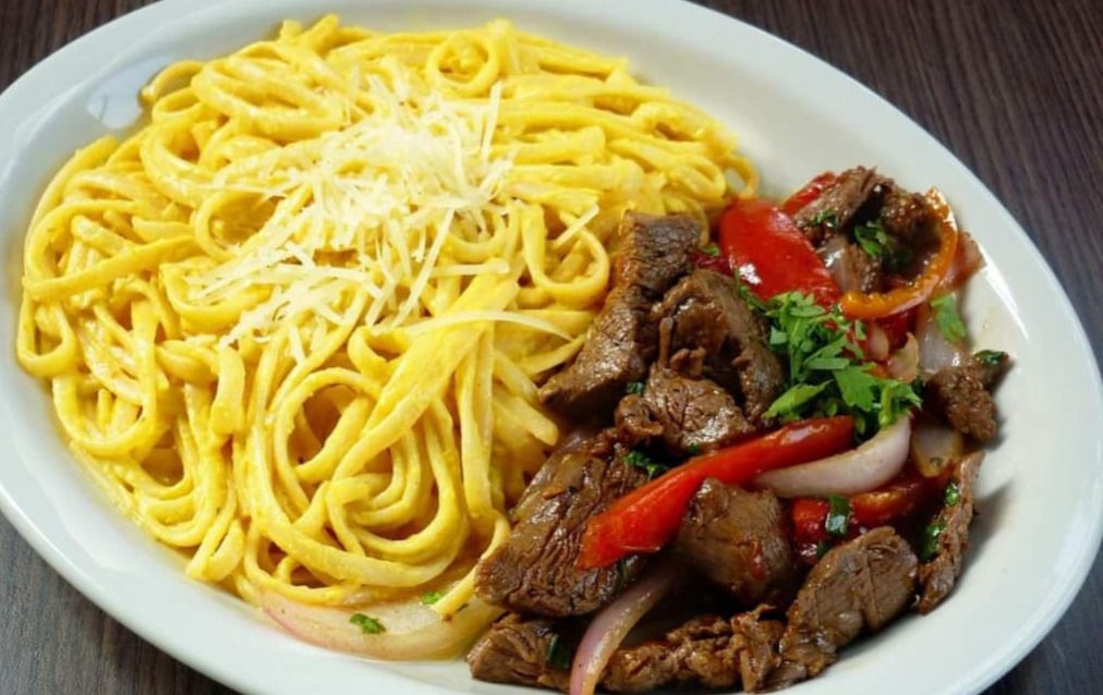 Lomo Saltado con Tallaries a la huancaina