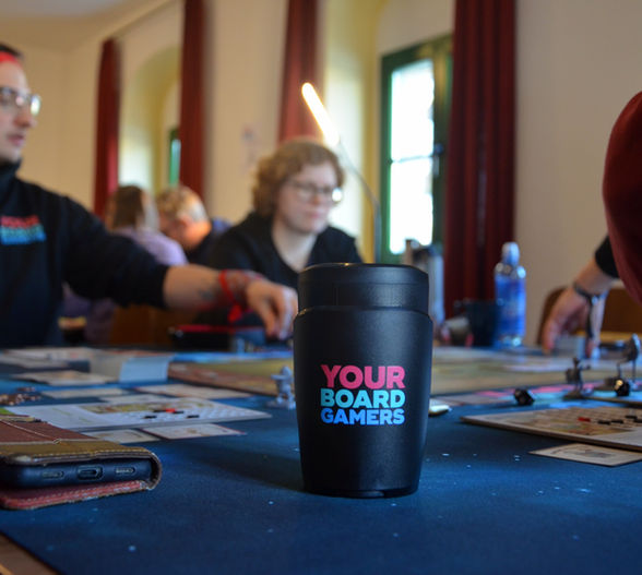 Spieler spielen Brettspiele; YOURBOARDGAMERS Becher