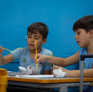 Alunos da Escola Municipal Benvinda Moreira Pacheco participam de oficina de pintura do Projeto Eu Passarinho
