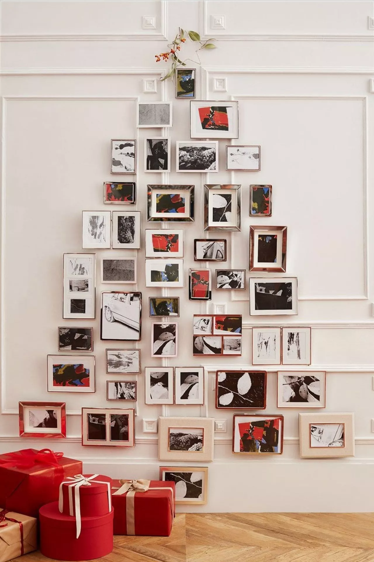 Albero di natale composto da foto sul muro