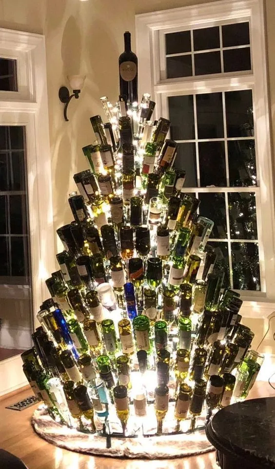 Albero di natale fatto di bottiglie di vetro 