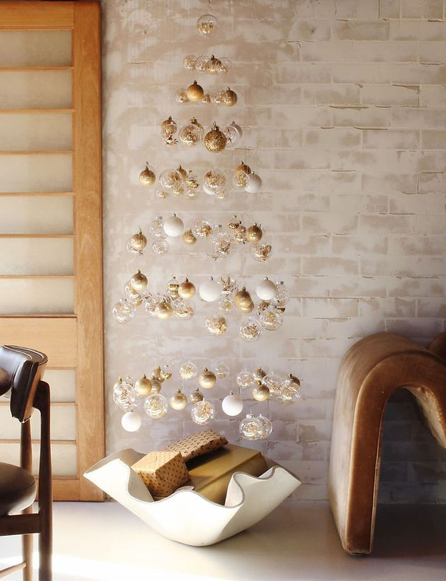 Albero di natale sospeso bianco e oro