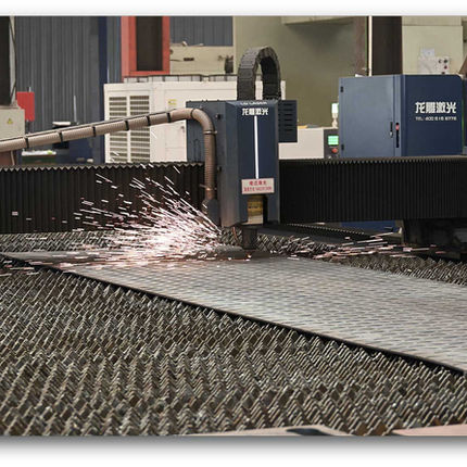 Работает мощный станок лазерной резки, используемый в судостроении.