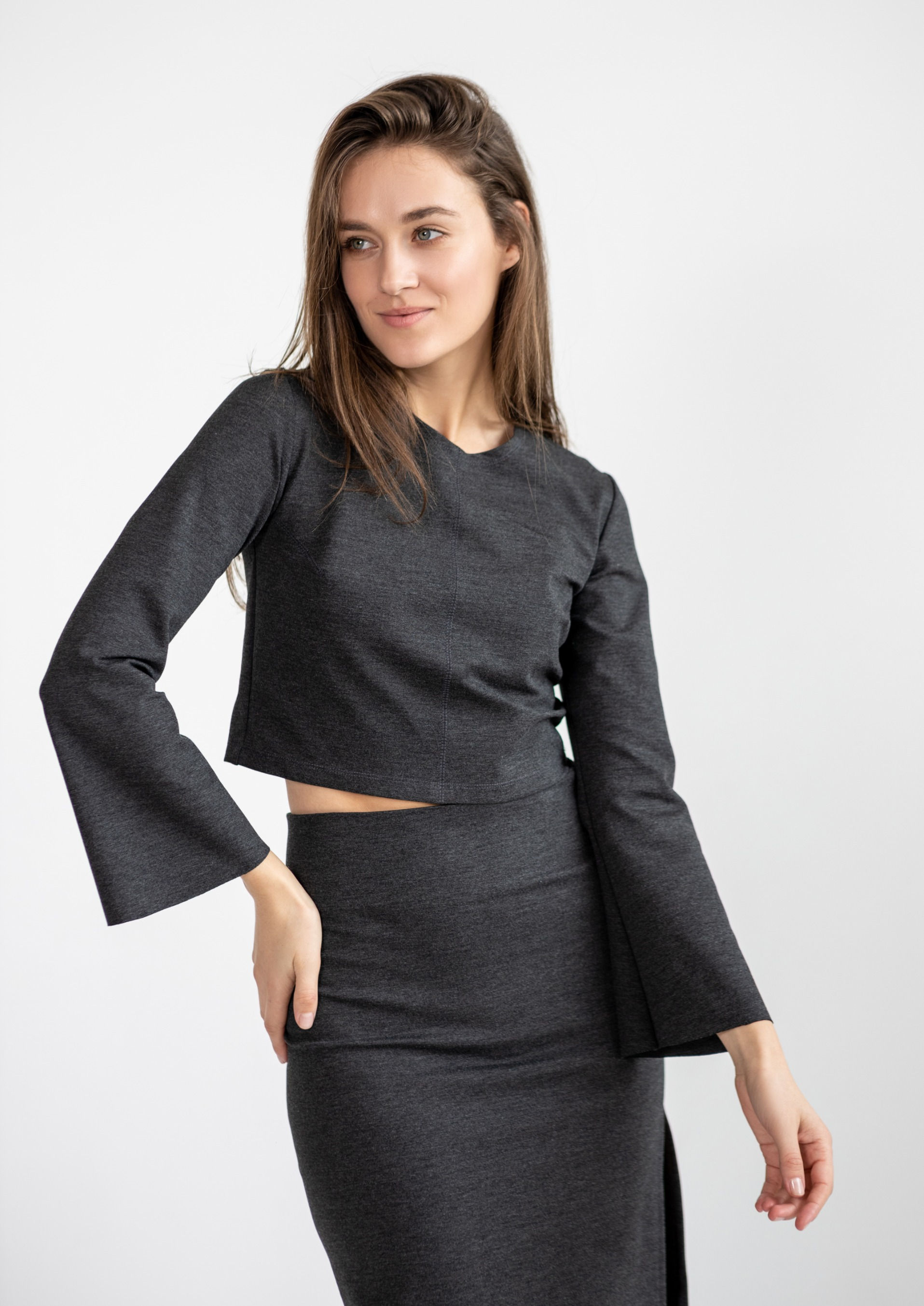 חולצת בטן בצבע אפור כהה