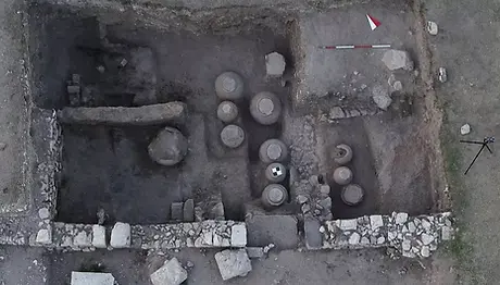 9. yüzyıl Bizans dönemine tarihlenen 11 'pitos' içerisinde buğdayların bulunduğu tahıl amb