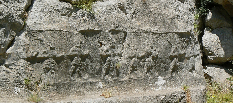 Yazilikaya_reliefs_16a_24_edited.jpg