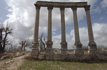 Diocaesarea_(Isauria)_Tyche_temple_peripteros_3476.jpg