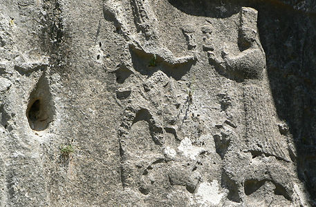Yazilikaya_reliefs_42_43.jpg