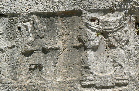 Yazilikaya_reliefs_27_29.jpg