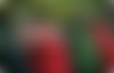 Verschillende kleurrijke jassen van duurzame stoffen hangen aan een houten rek, omringd door groen blad. De tekst op de afbeelding luidt: 'Toepassingen van stoffen. Duurzame stoffen vormen de toekomst van textielinnovatie.'