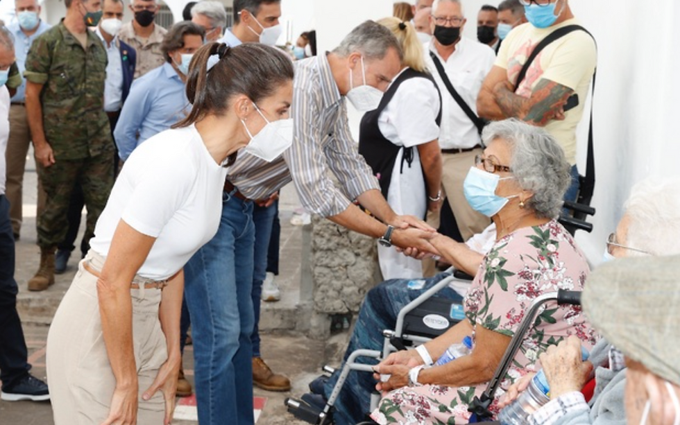Don Felipe y Dona Letizia con afectados por el volcán