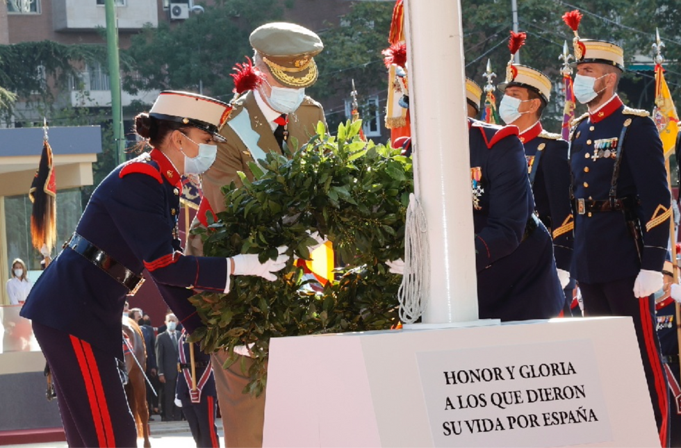 Don Felipe coloca una corona en el monumento a los caídos por España. Foto: Casa Real.