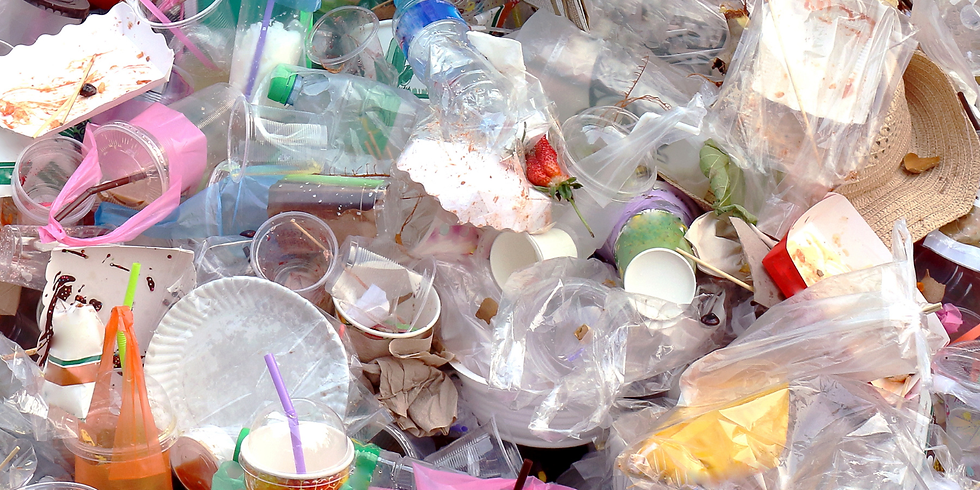 Plastikmüllhaufen mit Bechern, Tüten und Verpackungen, teils farbig. Eine Erdbeere ist sichtbar. Heller Hintergrund, chaotische Szene.