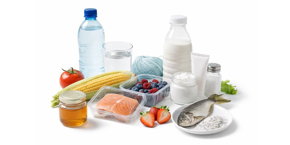 Verschiedene Lebensmittel wie Lachs, Beeren, Fisch, Milchflasche, Mais, Tomate und Wasserflasche auf weißem Hintergrund arrangiert.