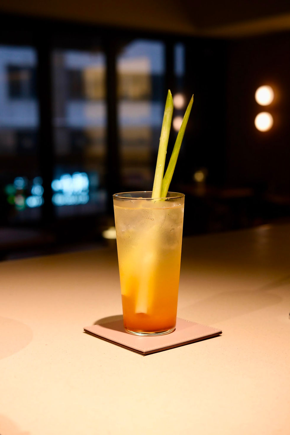 今次為大家預備左一款夏日特飲，香茅鳳梨梔子花綠茶梳打，以梔子花綠茶為基底，融合茶葉甘醇與梔子花清雅幽香。

鳳梨果汁加入特製香茅糖漿，果香酸甜中帶有淡淡草本香氣；梳打水的細膩氣泡，令整杯飲品充滿夏日的清爽風味。微酸的青桔汁更起到了畫龍點睛的作用。整體口感層次分明、冰涼消暑，是一道充滿島嶼度假風情的消暑飲品。

