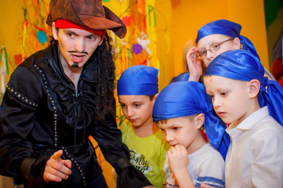 Выход пиратов в детском саду. Пираты в детском саду. Пираты в детском саду. Вечеринка в стиле пиратов. Пиратская вечеринка для детей.