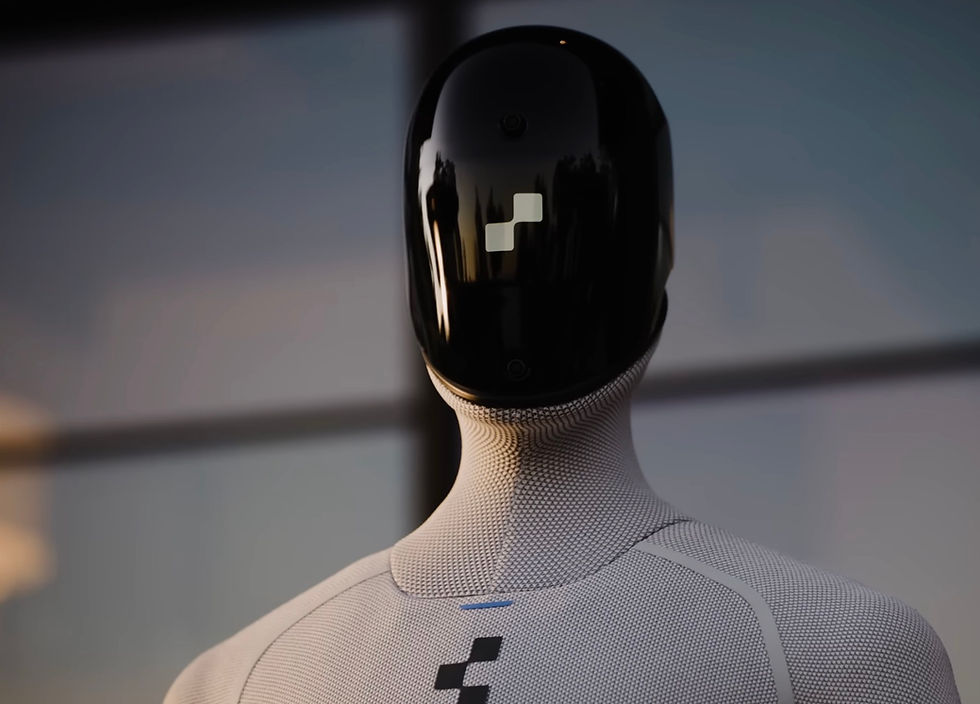 Robot humanoide de la empresa Figure AI de blanco de cuello texturizado y cabeza negra brillante en un interior moderno, con logotipo de cuadrados.