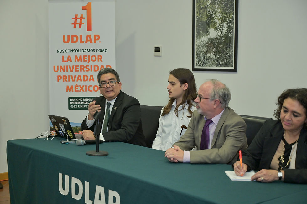 Dr. Francisco Rodríguez González comparte las propuestas de investigación con directivos académicos.