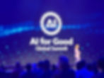 Doreen Bogdan-Martin, Secretaria General International Telecommunications Union en escenario del AI for Good Global Summit, con logo blanco sobre fondo azul; público sentado en primer plano.