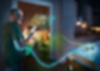 Hombre mayor en casa mira el móvil con un panel holográfico de riesgo; fondo de dormitorio y cocina, tono tecnológico y tenso.La próxima revolución de la IA podría no estar en lo que ves, sino en lo que dices. ¿Podrá la IA estimar tu nivel de azúcar en la sangre con una llamada telefónica?