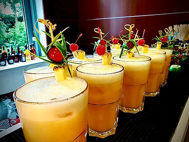 Frisch gemixte Cocktails mit Deko