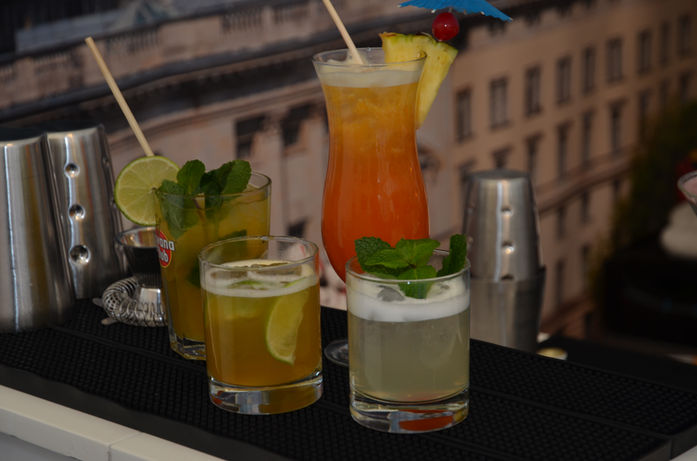 frisch gemixte Cocktails mit Dekoration 