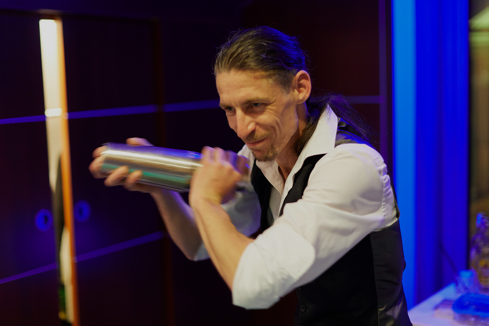 Frisch gemixte Cocktails von Show Barkeepern und Flair Barkeepern