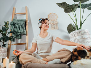 woman meditating with headphones listening to bilateral stimulation audio