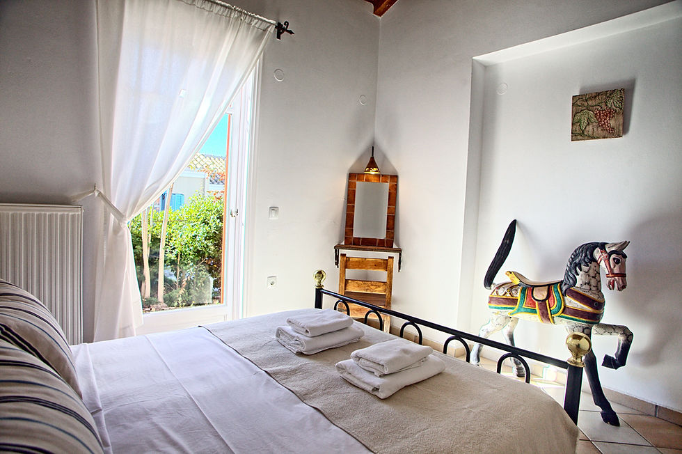 Komfortables Schlafzimmer der Villa Meltemi mit Blick ins Grüne