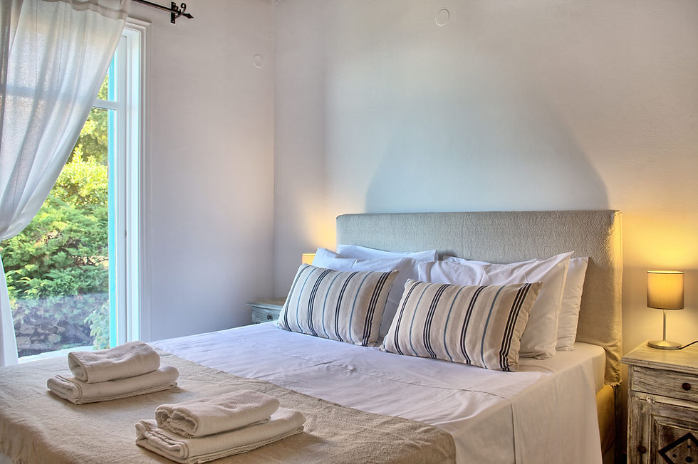 Stilvolles Doppelbett der Villa Ostria