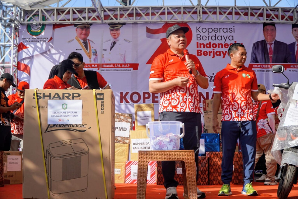 Jalan sehat dalam rangka Hari Koperasi ke-79 dan Hari Kewirausahaan & UMKM Nasional Tahun 2026 di kawasan Taman Kota Sampit, Minggu (12/7/2026). Kegiatan tersebut menjadi momentum memperkuat peran koperasi dan UMKM sebagai penggerak ekonomi kerakyatan di Kabupaten Kotawaringin Timur. (Foto: Diskominfosantik Kotim)