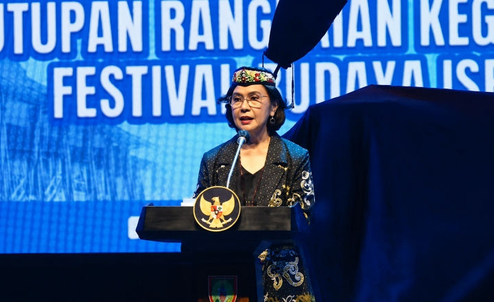 Pj Sekda Provinsi Kalimantan Tengah Linae Victoria Aden saat menyampaikan sambutan pada penutupan FBIM 2026 di Bundaran Besar Palangka Raya, Sabtu malam (23/5/2026). (Foto. Dok. Wiyandri)