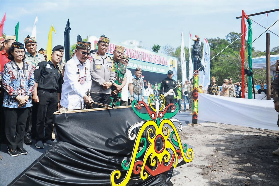 Gubernur Kalimantan Tengah Agustiar Sabran bersama jajaran Forkopimda dan tokoh adat melakukan pemotongan tali pancang tiang perdana pembangunan Huma Betang di Palangka Raya. (Foto: MMC Kalteng)