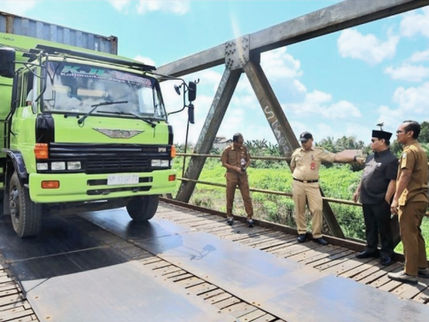 Pemkab Kotim Kaji Pembangunan Permanen Jembatan Patah di Sampit