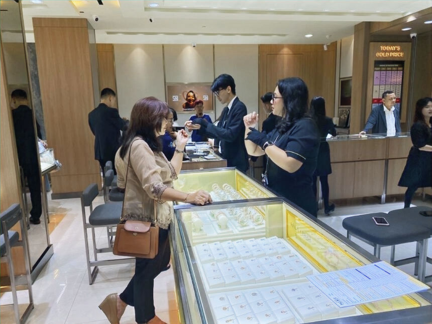 Suasana grand opening gerai kedua The Palace Jeweler di Lippo Plaza Palangka Raya. (Foto. Dok. Wiyandri)