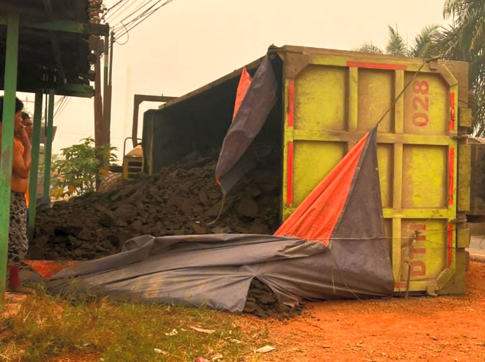 Truk Diduga Bermuatan Batu Bara Terbalik di Cempaka Mulia Barat, Muatan Tumpah ke Halaman Warga