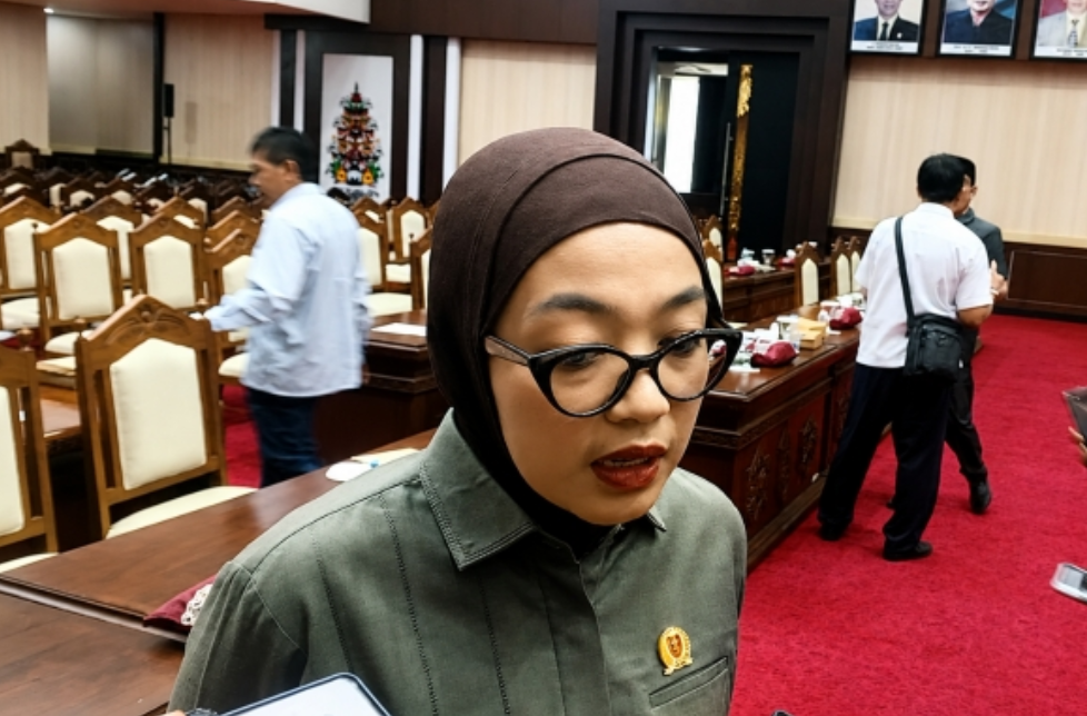 Usai memimpin jalannya Rapat Paripurna pada Senin (6/7/2026), Wakil Ketua I DPRD Provinsi Kalimantan Tengah, Riska Agustin, langsung dihampiri awak media untuk sesi wawancara. (Foto. Dok. Wiyandri)