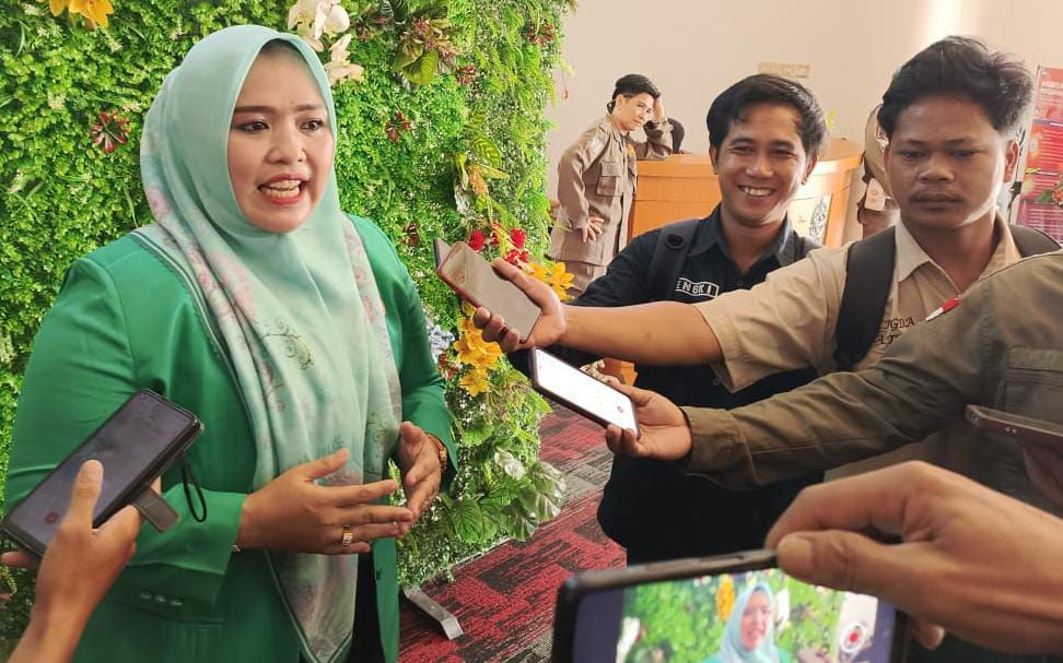 Wakil Ketua I DPRD Murung Raya, Dina Maulidah, memberikan wawancara kepada media setelah menghadiri upacara HUT Bhayangkara ke-79 di halaman kantor Bupati, Selasa (1/7/2025)
