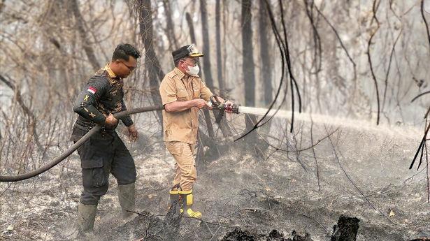 Gubernur Agustiar Turun Padamkan Karhutla di Jalan Tjilik Riwut Km 17