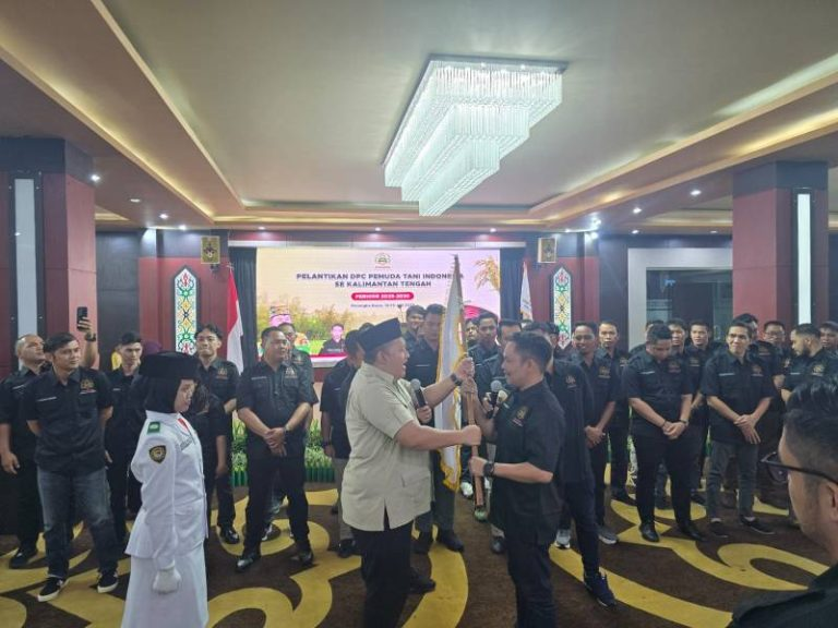 Mahyono, S.Kom menerima bendera pataka Pemuda Tani Indonesia Kabupaten Murung Raya dari Sekjen DPP Pemuda Tani Indonesia, R.S. Suroyo Jr., di Palangka Raya pada hari Senin, 14 Juli 2025.