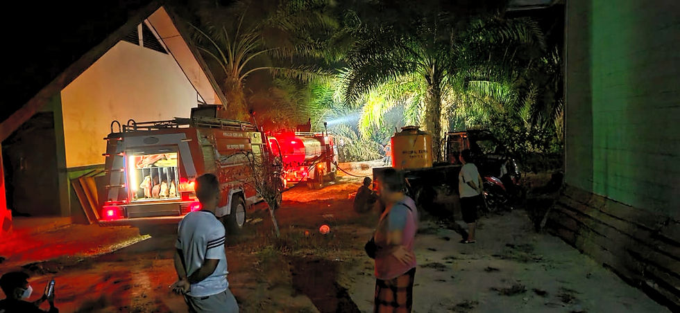 Petugas BPBD Kabupaten Seruyan bersama pemerintah desa dan masyarakat melakukan penanganan kebakaran di Desa Selunuk, Kecamatan Seruyan Raya. (Foto: Istimewa).